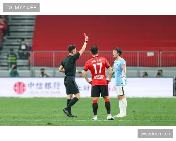 44岁名哨首执法即引四大争议